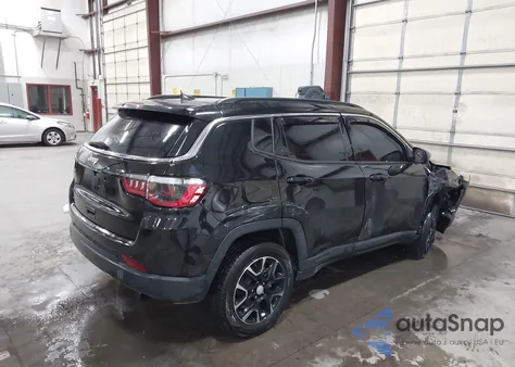 2022 Jeep Compass Latitude 4X4 из США, поврежденный, VIN 3C4NJDBBXNT113604